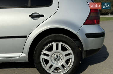 Хэтчбек Volkswagen Golf 2001 в 