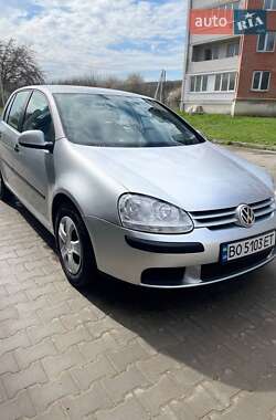 Хэтчбек Volkswagen Golf 2005 в 