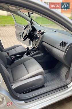 Хэтчбек Volkswagen Golf 2005 в 