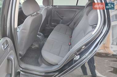 Хэтчбек Volkswagen Golf 2005 в 