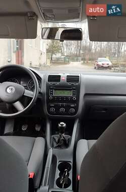 Хетчбек Volkswagen Golf 2004 в 