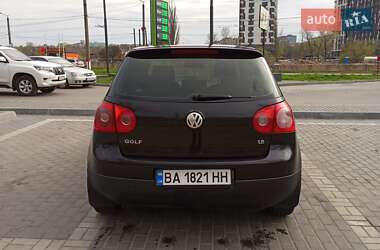 Хэтчбек Volkswagen Golf 2005 в 