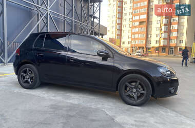 Хэтчбек Volkswagen Golf 2010 в 
