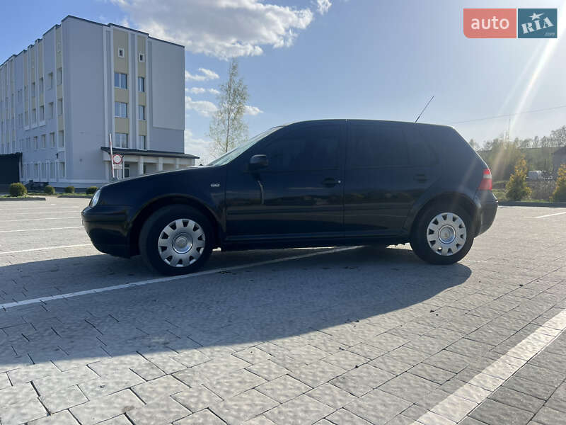 Хэтчбек Volkswagen Golf 2002 в 