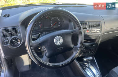 Хэтчбек Volkswagen Golf 2002 в 
