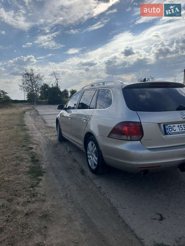 Универсал Volkswagen Golf 2012 в Староказачьем