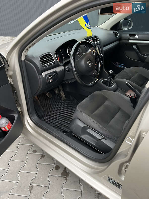 Универсал Volkswagen Golf 2012 в Староказачьем