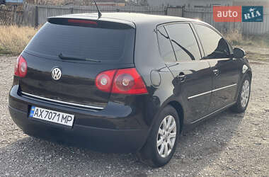 Хэтчбек Volkswagen Golf 2005 в 