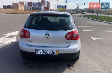 Хэтчбек Volkswagen Golf 2005 в 