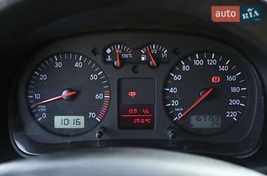 Хэтчбек Volkswagen Golf 2003 в 