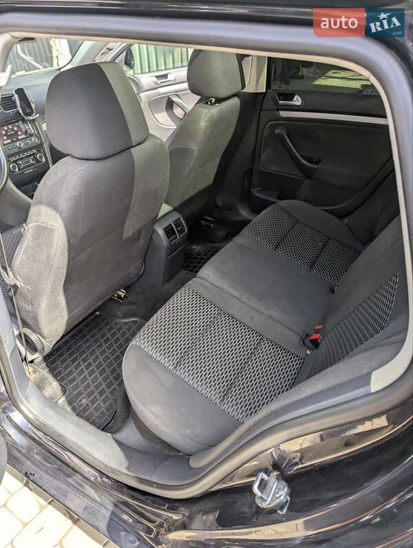 Универсал Volkswagen Golf 2011 в Черновцах