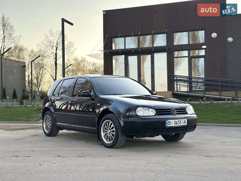 Хетчбек Volkswagen Golf 2001 в 