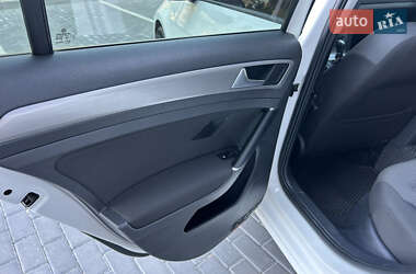 Хэтчбек Volkswagen Golf 2016 в 