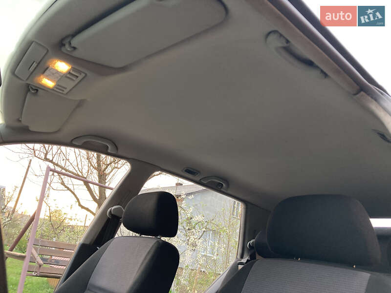 Хетчбек Volkswagen Golf 2001 в Львові