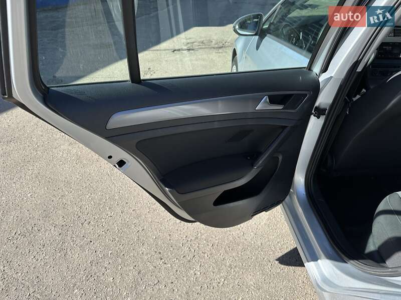 Універсал Volkswagen Golf 2015 в Лебедині