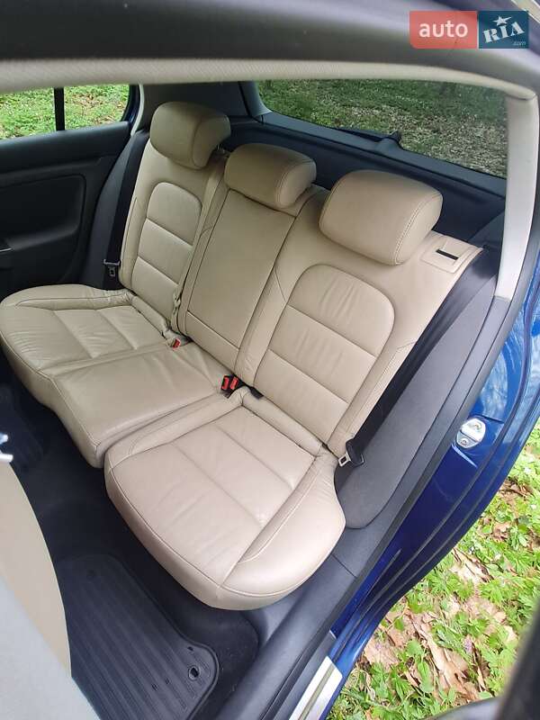 Хетчбек Volkswagen Golf 2005 в Шептицькому