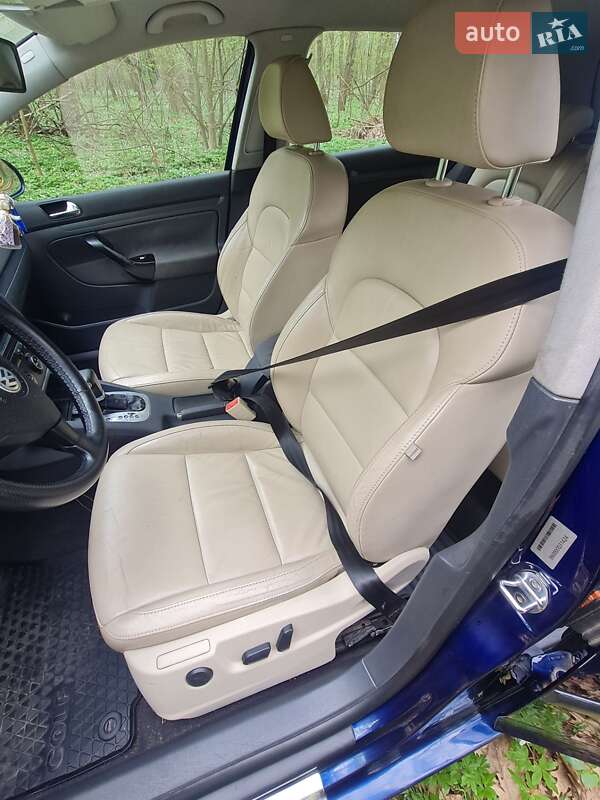 Хетчбек Volkswagen Golf 2005 в Шептицькому