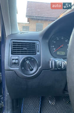 Хетчбек Volkswagen Golf 2000 в 