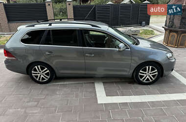 Хэтчбек Volkswagen Golf 2010 в 