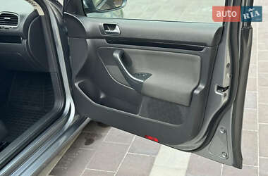 Хэтчбек Volkswagen Golf 2010 в 