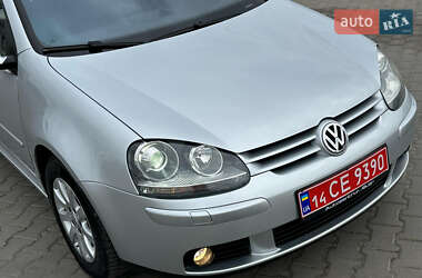 Хэтчбек Volkswagen Golf 2005 в 