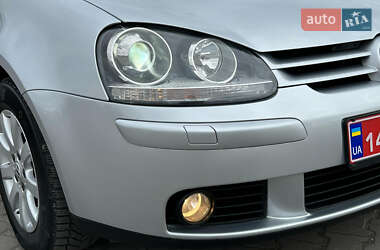 Хэтчбек Volkswagen Golf 2005 в 