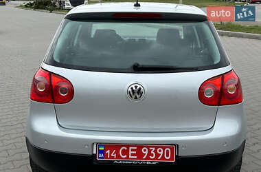 Хэтчбек Volkswagen Golf 2005 в 