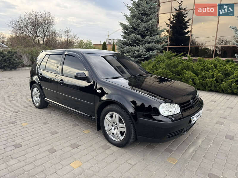 Хэтчбек Volkswagen Golf 2001 в 