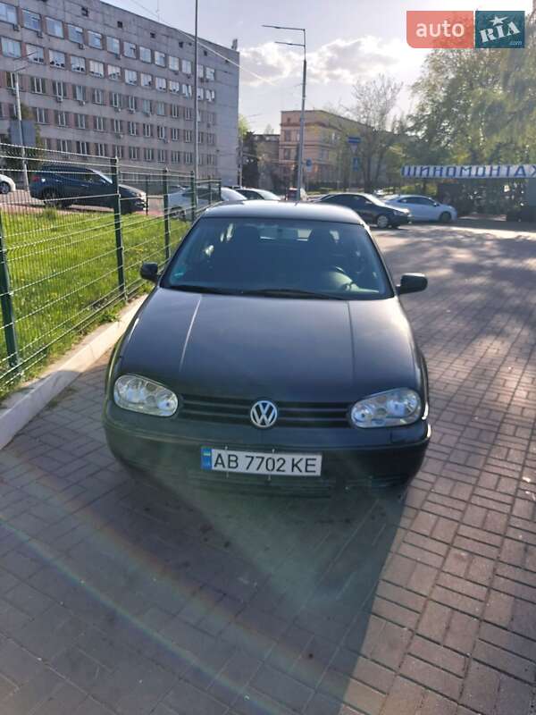 Хэтчбек Volkswagen Golf 1999 в 