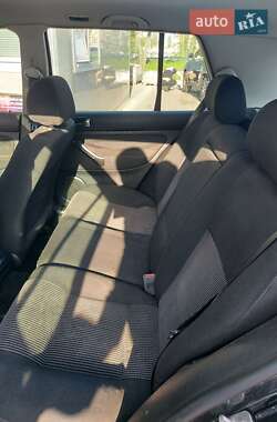 Хэтчбек Volkswagen Golf 1999 в 