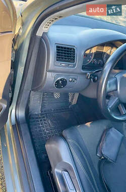 Хэтчбек Volkswagen Golf 2005 в 