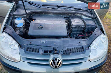 Хэтчбек Volkswagen Golf 2005 в 