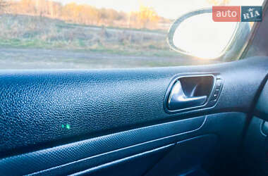 Хэтчбек Volkswagen Golf 2005 в 