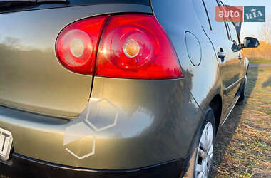 Хэтчбек Volkswagen Golf 2005 в 