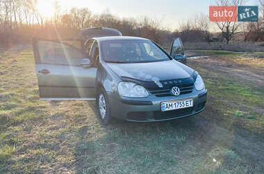 Хэтчбек Volkswagen Golf 2005 в 