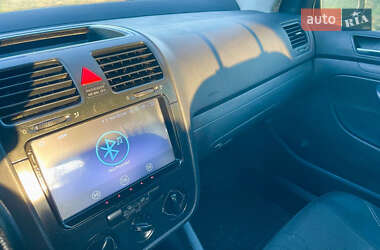 Хэтчбек Volkswagen Golf 2005 в 