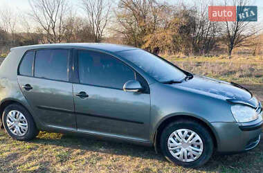 Хэтчбек Volkswagen Golf 2005 в 