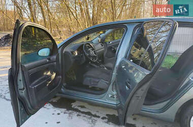 Хэтчбек Volkswagen Golf 2005 в 