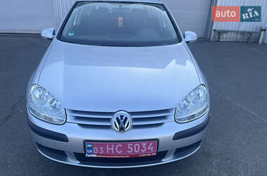 Хэтчбек Volkswagen Golf 2005 в 