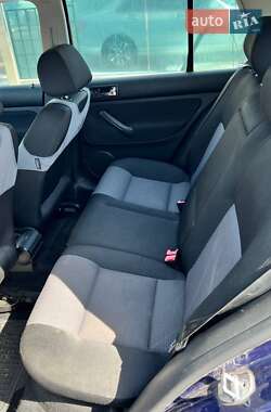 Хетчбек Volkswagen Golf 2003 в 