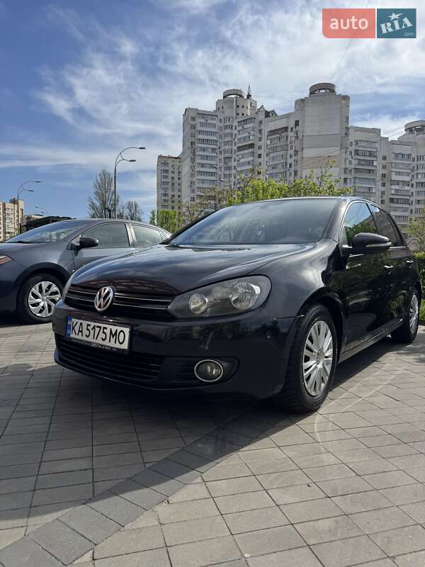 Хетчбек Volkswagen Golf 2010 в 