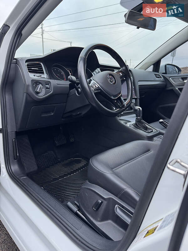 Хэтчбек Volkswagen Golf 2017 в Вышгороде