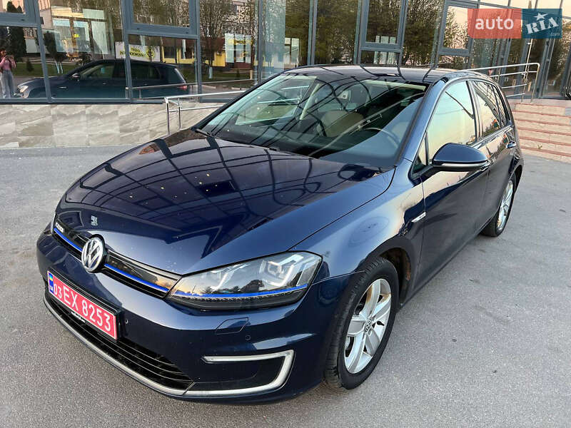 Хэтчбек Volkswagen Golf 2015 в 