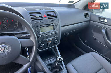 Хетчбек Volkswagen Golf 2004 в 