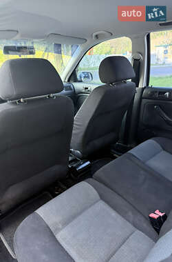 Хетчбек Volkswagen Golf 2003 в 