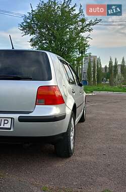 Хэтчбек Volkswagen Golf 2001 в 