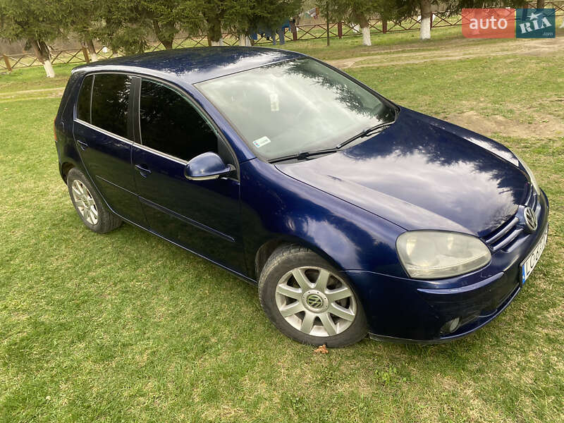 Хэтчбек Volkswagen Golf 2005 в 