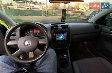Хэтчбек Volkswagen Golf 2004 в 