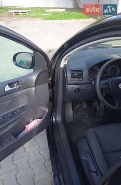 Хэтчбек Volkswagen Golf 2005 в 