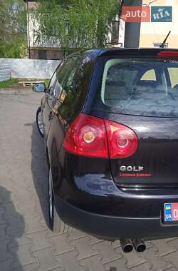 Хэтчбек Volkswagen Golf 2005 в 